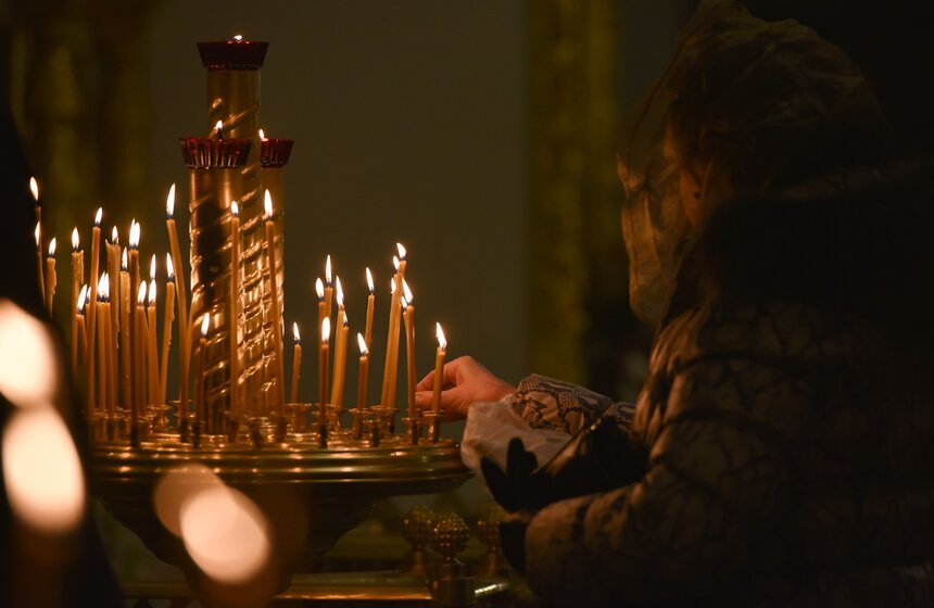 Пожилая служительница храма рассказала, что когда свеча в подсвечнике догорает, ее можно затушить и поставить на ее место новую – в этом никакой трагедии нет. Более того, затушить свечу может любой прихожанин.