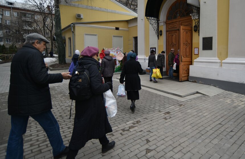 Несмотря на промозглую ветряную погоду 7 апреля, прихожане вереницей тянулись в храм освящать куличи и яйца.
