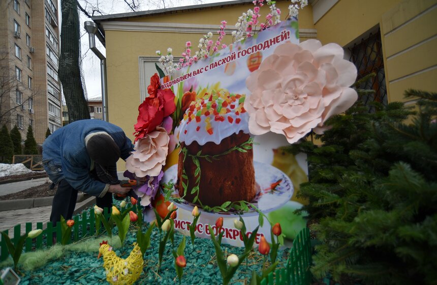 Накануне Пасхи перед московскими храмами красовались праздничные стенды. В Великую субботу патриарх Кирилл вместе с воспитанниками воскресных школ также выпустил 200 голубей: этот обычай символизирует благую весть архангела Гавриила Деве Марии о рождении от нее Спасителя мира.