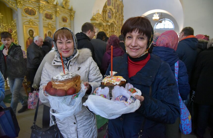 Дарить выкрашенные в красный цвет яйца на Пасху – старинный обычай. В христианстве яйцо считается символом гроба и воскресения, а красный цвет символизирует кровь распятого Христа. А самыми известными (и дорогими) пасхальными яйцами считаются работы Фаберже. Первое яйцо Карл Фаберже и ювелиры его фирмы создали в 1885 году: его заказал император Александр III как пасхальный сюрприз для своей жены Марии Федоровны. Всего известно о создании 71 экземпляра, из которых императорскими являются 52.