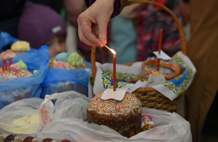 В Великую субботу куличи освящали по всей Москве. Только патриарх освятил свыше двух тысяч куличей в храме Христа Спасителя. Их развезли по больницам, детдомам и даже отправили военнослужащим в Сирию. Кроме того, он освятил и "царь-пасху" – самый огромный творожный десерт в России весом более тонны. Его изготовили ростовские кондитеры, которые претендуют на попадание в Книгу рекордов Гиннесса.