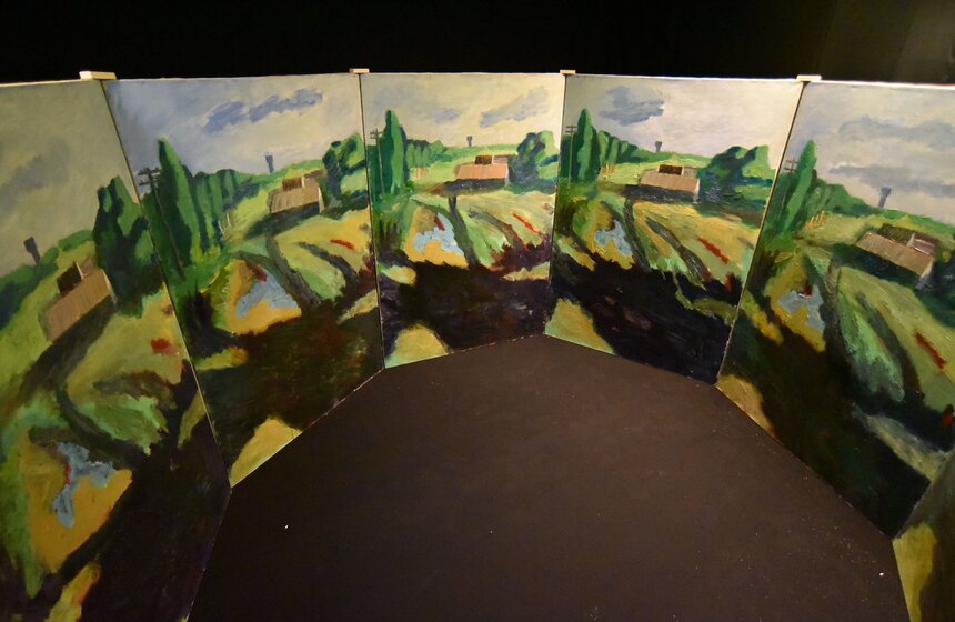 "Бесконечный украинский пейзаж с башней" Айзенберга можно разглядеть лишь сверху. Художник несколько раз скопировал один и тот же нарочито наивный сюжет и отвернул его от публики, будто заставив глубоко личный пейзаж бесконечно всматриваться в самого себя.