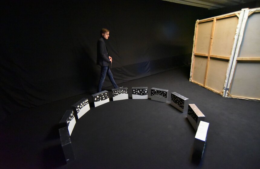 Частью экспозиции стали и тексты Айзенберга. Цитата из ироничного манифеста "Азбука величия": "Х в процессе достижения АИ и В верит в свою И и ВД, то есть идентифицирует себя с ВЛ. Он понимает, что отсутствие ЖВЛ оставляет его Ж пресными, но ему ясно, что ЖЦ превратит его в МКГ или в ГФФ".