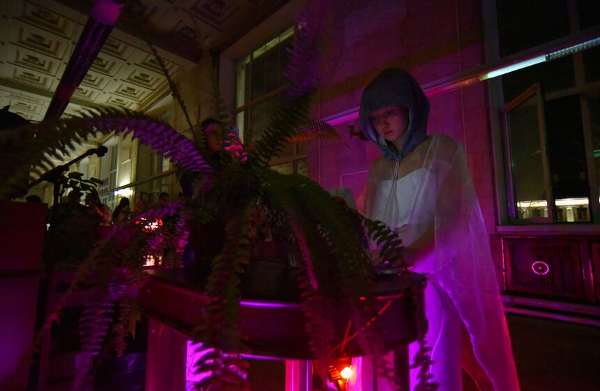 Круг интересов "Инновации" не ограничивается изобразительным искусством. В этом году в шорт-лист попали художники и образовательные проекты, занимающиеся перформансом и саунд-артом.