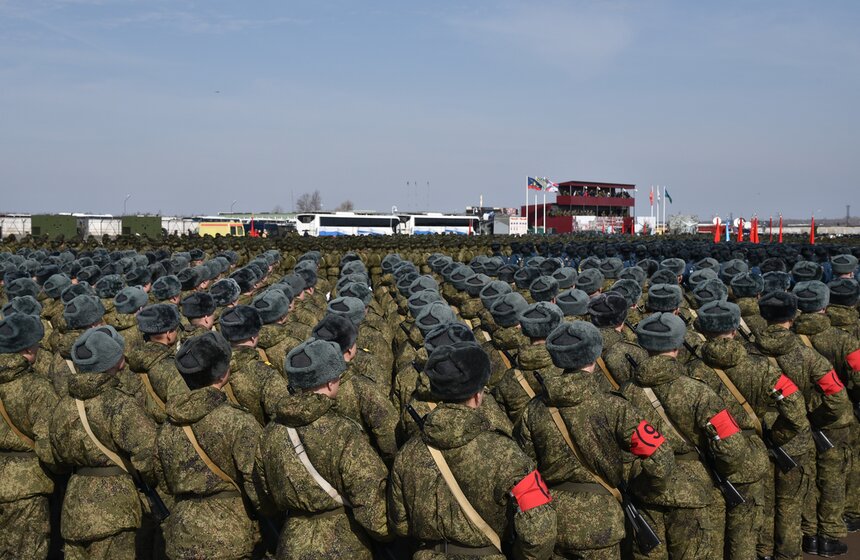 В составе механизированной колонны представлено более 100 единиц современного вооружения и военной техники