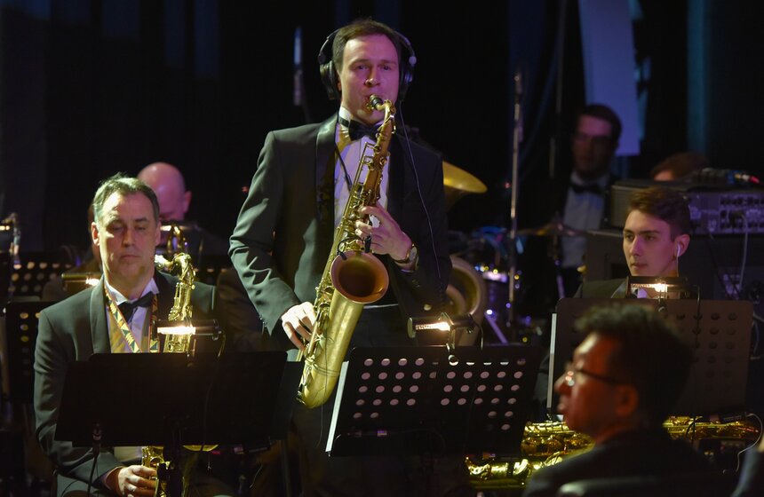 Во время выходов участниц выступал живой оркестр