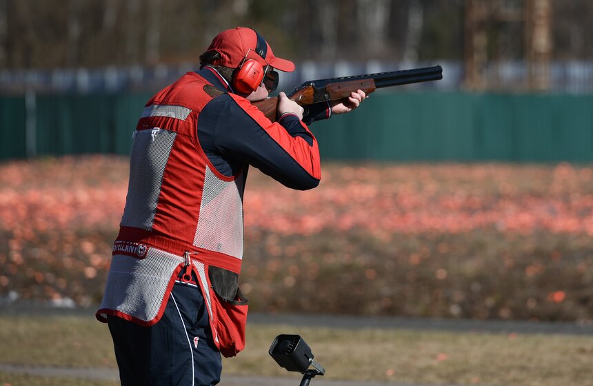 Участники сами решают, в какой момент должна подаваться мишень. Для этого на каждой позиции установлен микрофон, который "слышит" голосовые команды стрелка.