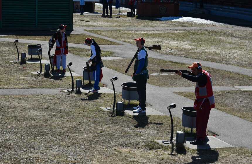 Главное правило безопасности на полигоне – заряжание патронов производится только по команде инструктора, непосредственно перед стрельбой. Все остальное время ружье должно быть переломлено.