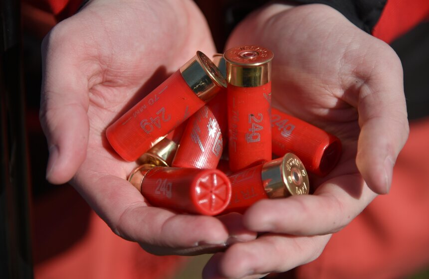 В спортивных дисциплинах используются исключительно патроны с навеской дроби 24 грамма. Сама дробь – не больше №7 (2,5 миллиметра).