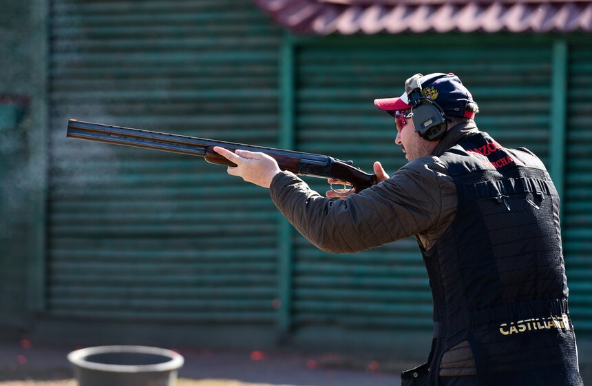 Обязательное условие для участия в соревнованиях – использование наушников и баллистических очков. При таком количестве выстрелов легко можно оглохнуть, а осколок от мишени может запросто выбить глаз.