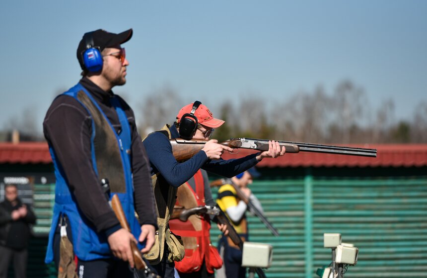 Принять участие в соревнованиях может любой желающий. Однако надеяться на то, что навык стрельбы из ружья в тире поможет вам на олимпийских площадках стендовой стрельбы, не стоит. Здесь вам придется столкнуться с людьми, которые тренируются по 3-4 раза в неделю.
