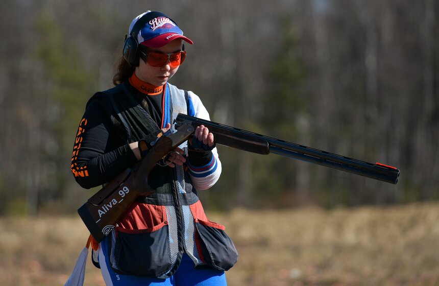 Если вы думаете, что стендовая стрельба – исключительно мужское занятие, то вы ошибаетесь. Это один из немногих видов спорта, где женщины выступают наравне с мужчинами и нередко побеждают их в честной борьбе.