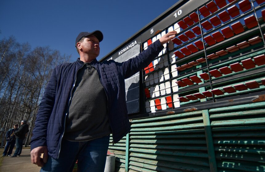 Подсчет очков ведется на специальном табло: белые маркеры означают успешно пораженные мишени, красные – промахи.