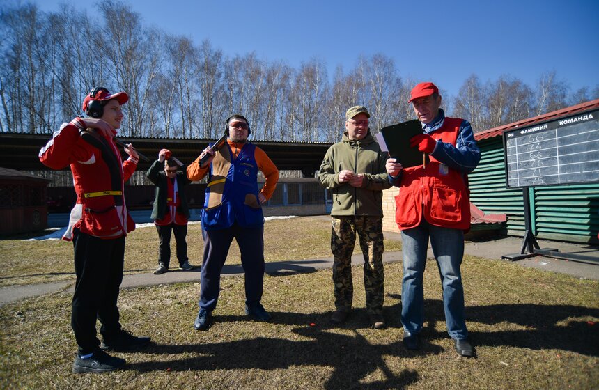 Тренировки и соревнования проводятся вне зависимости от погодных условий. В этом заключается колоссальное отличие от стрельбы в тире: условия постоянно меняются, ветер может перемениться за считанные минуты, тогда и мишени будут лететь совсем по-другому. Стендовая стрельба – гораздо более сложный и жесткий вид спорта, но от этого он только азартнее.