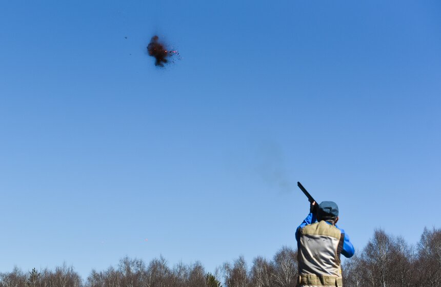 Часто во время соревнований на потеху зрителям мишени заряжают цветным порошком, чтобы с трибуны было сразу понятно, поразил стрелок свою цель или нет.
