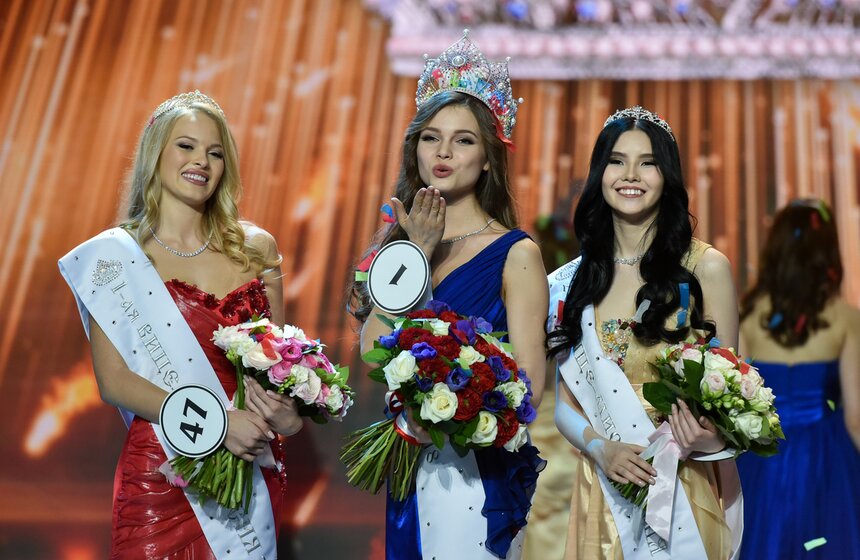 Ежегодно путем прозрачного голосования звездного жюри осуществляется выбор среди представительниц всех регионов России самой достойной титула "Мисс Россия", способной реализовывать широкомасштабную благотворительную и общественную работу конкурса