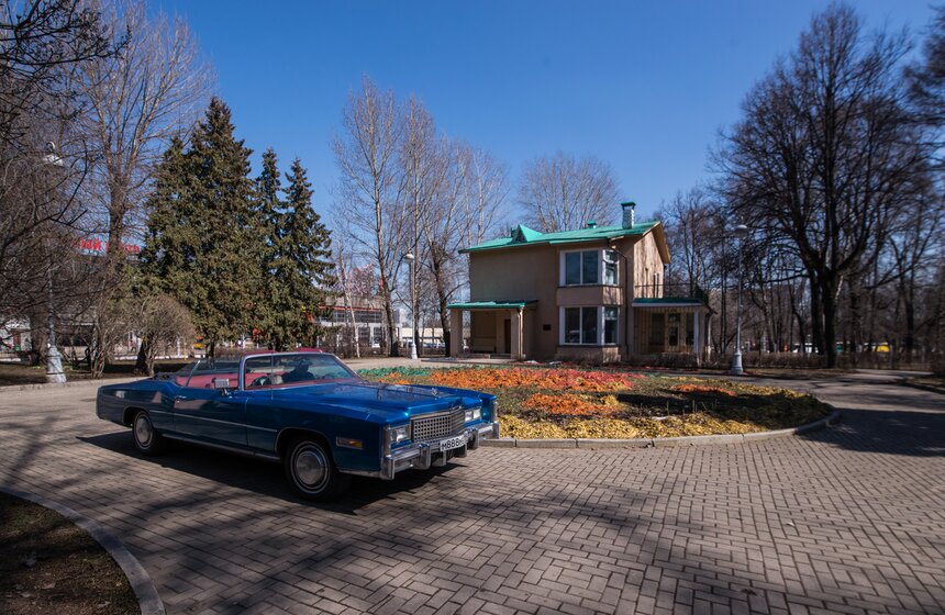 Посетители выставки перед входом в музей могли посмотреть эволюцию развития машин, связанных с освоением космоса