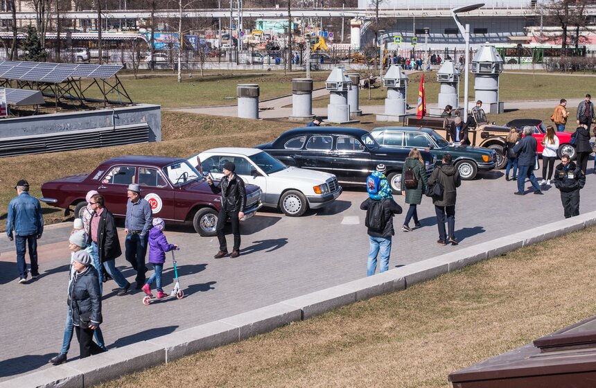 На выставке ретро-автомобилей гости могли увидеть трехосный полноприводный плавающий автомобиль "Синяя птица" (ЗИЛ-49061) и машину связи Газ-69 Р-104 АМ