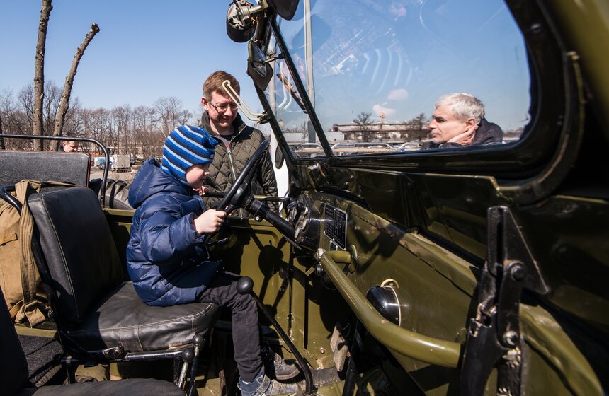 Юные любители автоспорта на автомарафоне у Музея космонавтики