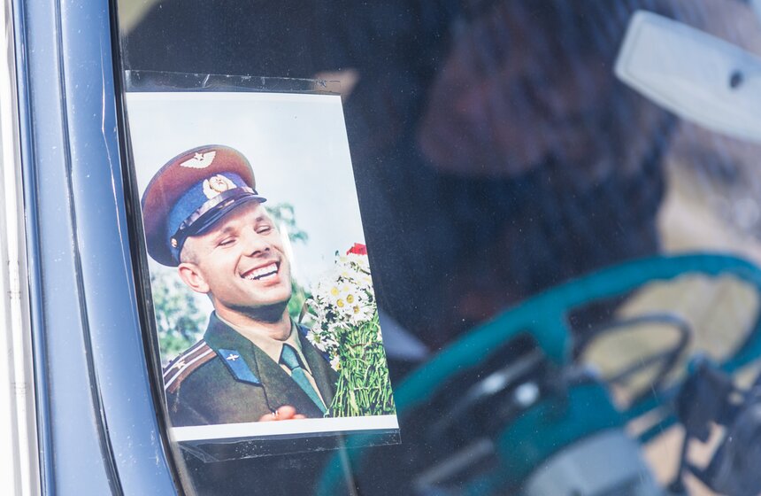 Фотография Юрия Гагарина под стеклом одного из старых авто