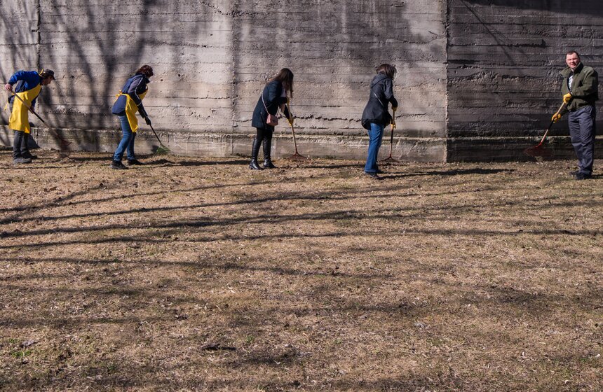 Вступить в Общество мог каждый – достаточно было присоединиться к субботнику и пройти короткое посвящение, получив необходимый инвентарь: губку, ведро, моющее средство, перчатки, фартук и отличительный знак участника.