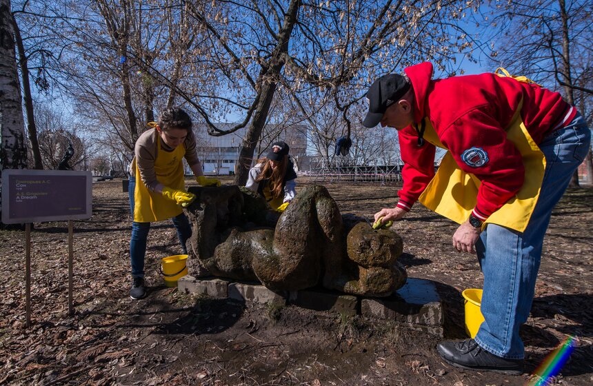 Они убрали мусор в парках и скверах, привели в порядок цветники и газоны, отремонтировали и покрасили малые архитектурные формы и дорожные ограждения.