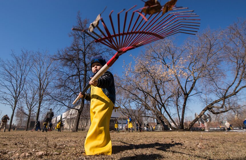 Желающим выдали защитную экипировку, губки, ведра с водой и специальные моющие средства.