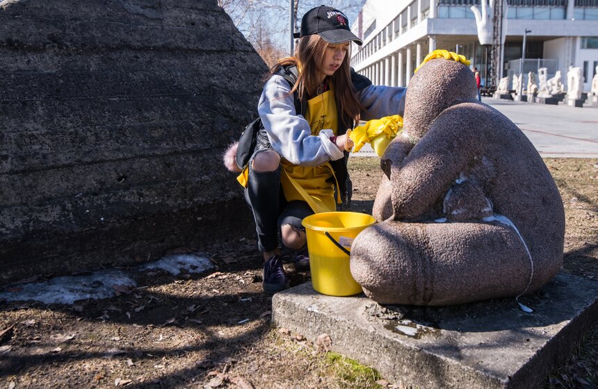 Скульптуры после зимы нуждаются в очистке.