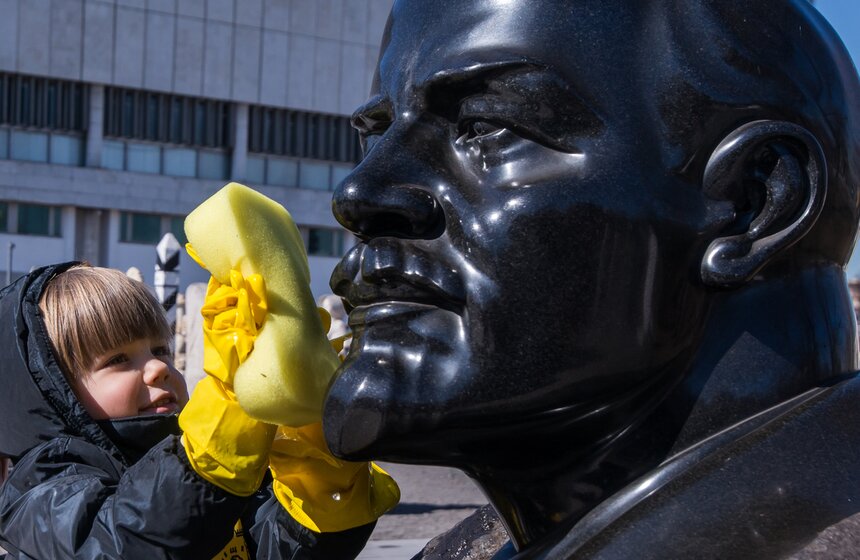 Начальник музейно-выставочного подразделения парков Горького и "Музеон" Ксения Владимирова рассказала, что самыми популярными традиционно являются скульптуры на Аллее вождей. На субботнике знаменитые фигуры Ленина и Сталина натерли до блеска.