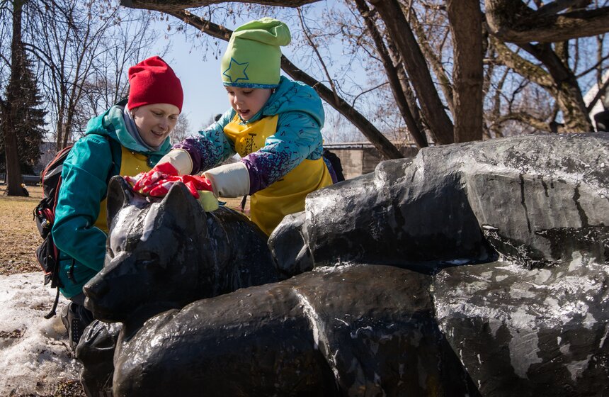 За уборкой наблюдали хранители музейных экспонатов.