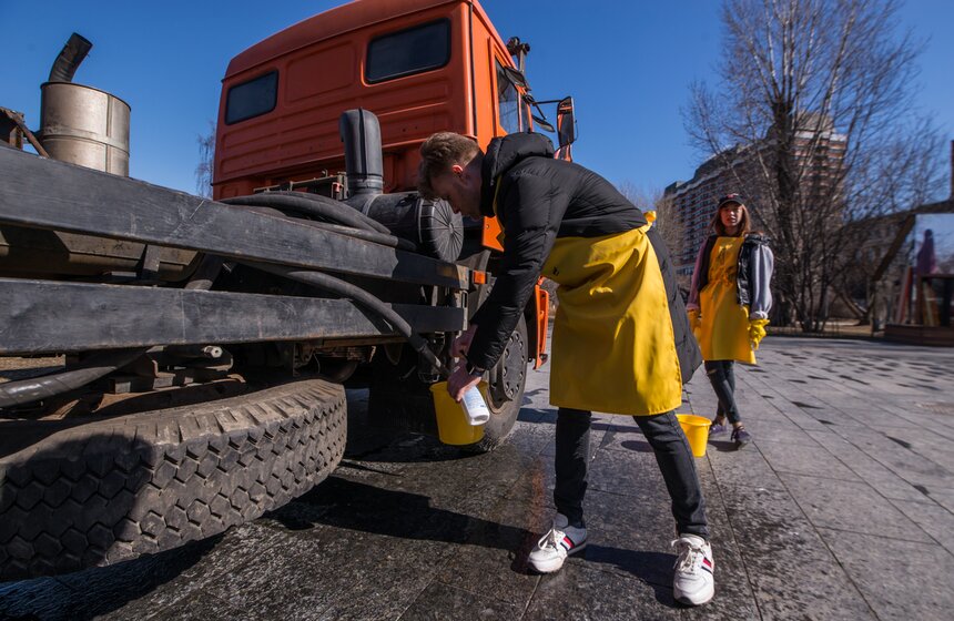 Акцию "Головомойка" провело Общество желтых ведерок. Это открытый клуб борцов за чистоту искусства, существующий на базе Парка Горького.