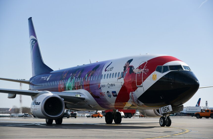 Весь экономкласс самолета был заполнен в обе стороны, а билеты раскуплены на две недели вперед