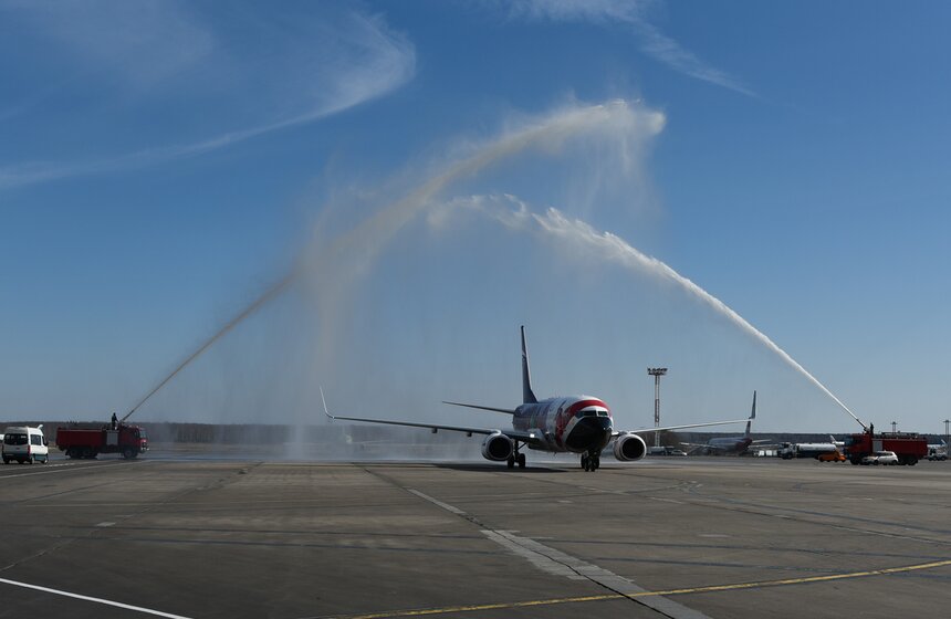 В аэропорту Домодедово рейс встречали водяной аркой: так, согласно традиции, в аэропортах приветствуют новые направления и новые авиакомпании