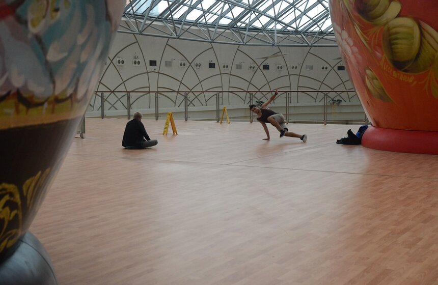 В "Афимолл Сити" проходит выставка гигантских матрешек 3 фото