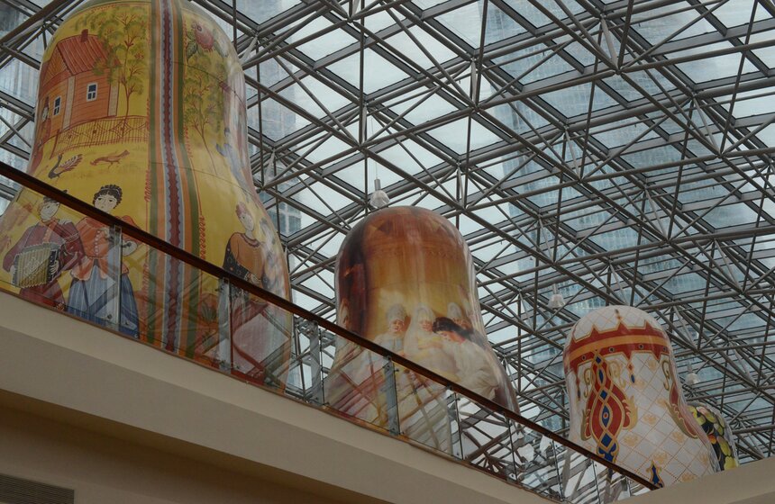 В "Афимолл Сити" проходит выставка гигантских матрешек 1 фото