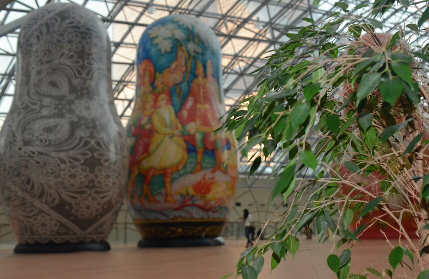 В "Афимолл Сити" проходит выставка гигантских матрешек 11 фото