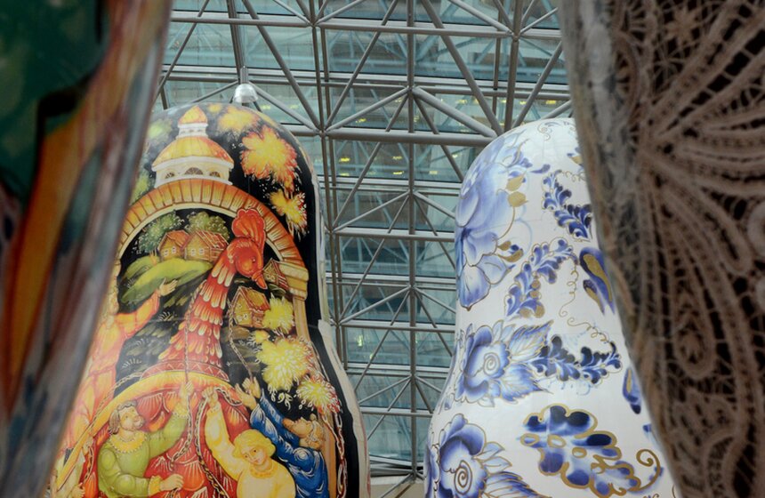 В "Афимолл Сити" проходит выставка гигантских матрешек 10 фото