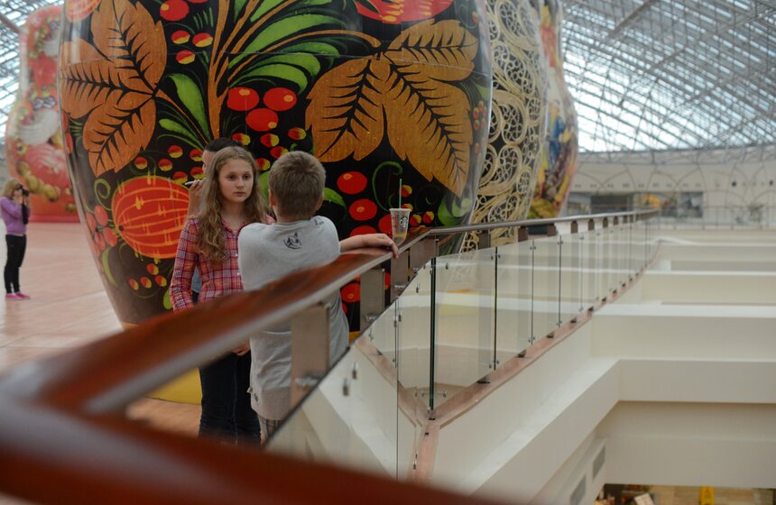 В "Афимолл Сити" проходит выставка гигантских матрешек 8 фото