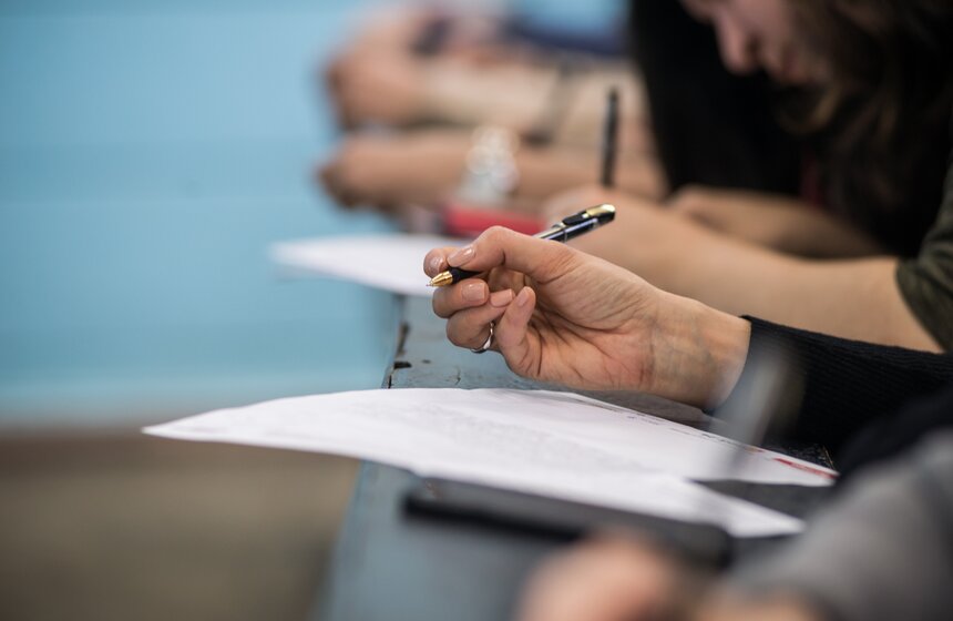 Тотальный диктант обычно сложнее школьного. Даже эксперты не берутся заранее оценивать, насколько хорошо участники с ним справятся