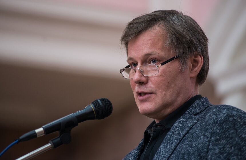 Игорь Гордин читает текст "Тотального диктанта" в МПГУ