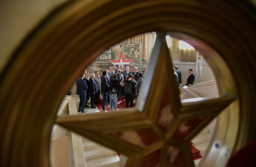 Масштабная молодежно-патриотическая акция "Москвичи на службе России. Звездный призыв" прошла в Театре Российской Армии.