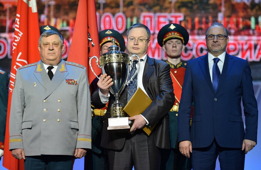 На сцене театра выступили яркие коллективы: хореографические группы "Тодес", "Гжель", Академический хор русской песни "Песни России", "Soprano" Турецкого, группа "Пятеро", Ансамбль песни и пляски Воздушно-десантных войск, братья Калуцких и многие другие.