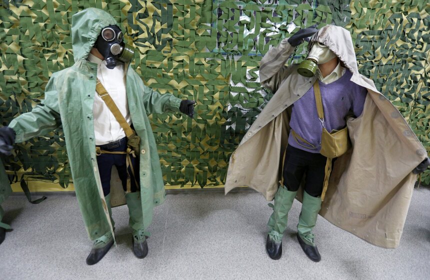 12 апреля в столичной Школе №7 прошел открытый урок ОБЖ по применению средств индивидуальной защиты. Ученики во время занятия показали, как умеют надевать противогазы и костюмы химзащиты, а также продемонстрировали навыки оказания первой помощи.