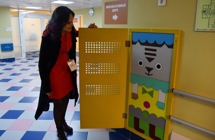 Художники Александра Кочеткова и Ирина Хамдохова придумали интерактивные "Волшебные двери". Их открывать разрешено только детям (об этом предупреждает надпись). За створками дверок – необычные фигуры животных.