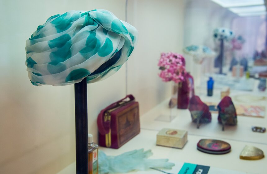 200 предметов экспозиции – платья, аксессуары, фотографии, открытки и другие артефакты из Фонда Александра Васильева