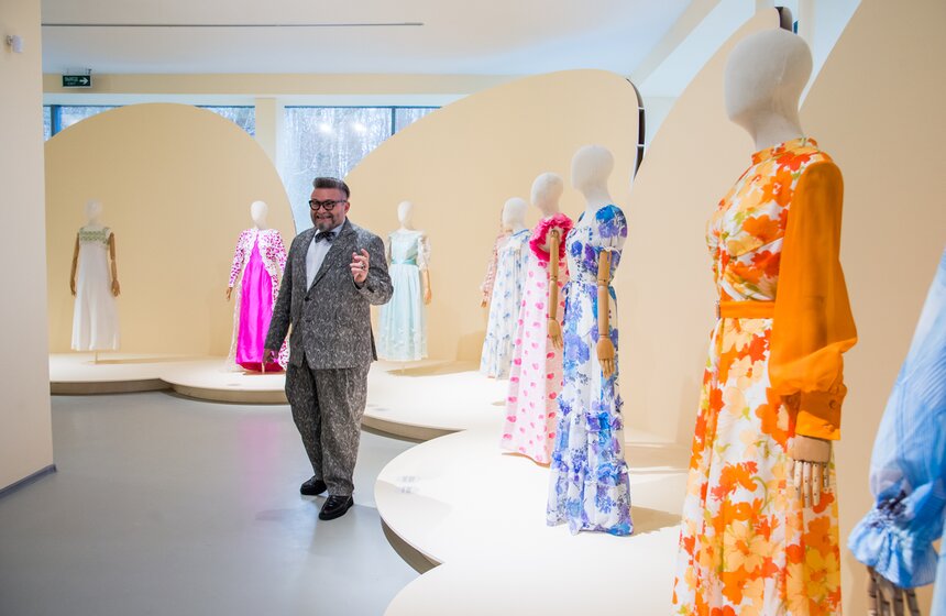 Около 200 предметов одежды и аксессуаров из коллекции Фонда Александра Васильева увидят посетители выставки "Весна и мода"