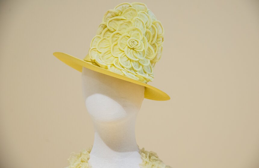 На выставке также можно увидеть причудливые вариации головных уборов