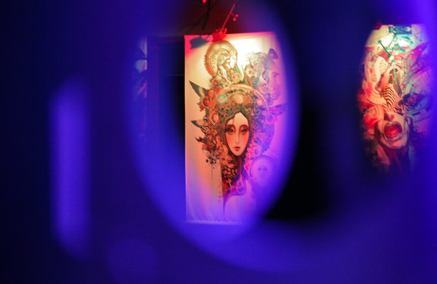 Формат выставки позволяет уловить, как автор создавал картины, и даже участвовать в процессе творения