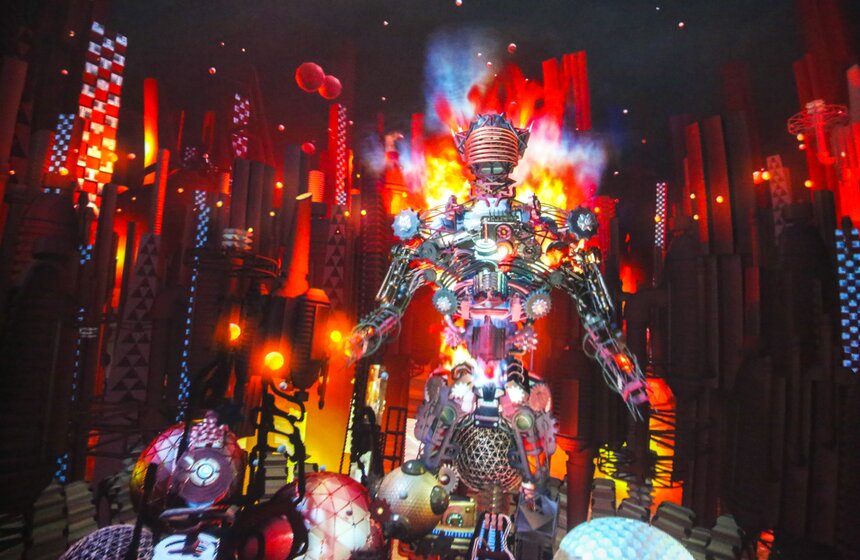 Иммерсивная инсталляция в формате полного погружения с использованием технологии Full Dome HD была создана в сотрудничестве с российской студией "360 арт"