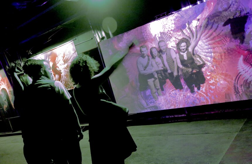 Помимо произведений Джонса, в Центре дизайна Artplay представлены интерактивные инсталляции российских авторов